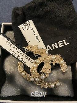 Authentique Timeless Chanel 1cc Logo Or Perle Broche, Limited Edition