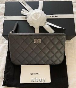 Chanel 2.55 Black Metallic Graphite O-case Zip Cosmétique Pochette Embrayage Sheepskin
