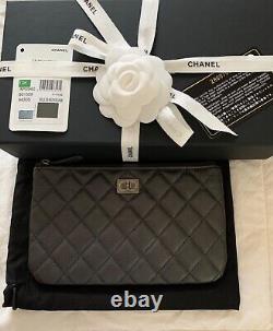 Chanel 2.55 Black Metallic Graphite O-case Zip Cosmétique Pochette Embrayage Sheepskin
