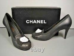 Chanel Classic Gris Orteil Rond En Cuir Camellia Pompes Talons CC 40/9.5 Authentic