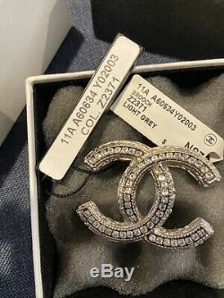 Classic Chanel CC Timeless Logo Crystal Pin Broche Edition Limitée Avec Tag