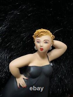 Emilio Casarotto, figurine de dame en robe noire, modèles potelés d'Italie, signée édition limitée