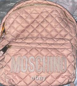 NOUVEAU Sac à dos Moschino en nylon matelassé avec grand logo rose pâle et garniture en cuir, fabriqué en Italie.