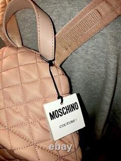 NOUVEAU Sac à dos Moschino en nylon matelassé avec grand logo rose pâle et garniture en cuir, fabriqué en Italie.