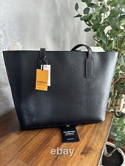 Nouveau sac à main fourre-tout noir Valentino pour femmes avec grand pompon, fabriqué en Italie.