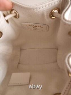 Sac À Bucket Mini Affinité Chanel 22b Ivoire Avec Matériel En Or Léger