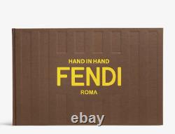 Sac Fendi Hand in Hand Baguette Livre Édition Limitée 25ème Anniversaire Fabriqué en Italie