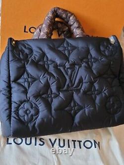 Sac Louis Vuitton Onthego MM Pillow en noir, matelassé, motif Monogram Giant Flower en Econyl.
