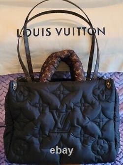 Sac Louis Vuitton Onthego MM Pillow en noir, matelassé, motif Monogram Giant Flower en Econyl.