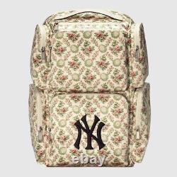 Sac à dos en satin à motif floral Gucci x NY Yankees épuisé, 2390,00 $.