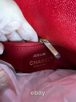 Sac à rabat Chanel 22P Chain Melody Rouge en Caviar avec quincaillerie dorée en veau grainé de petite taille